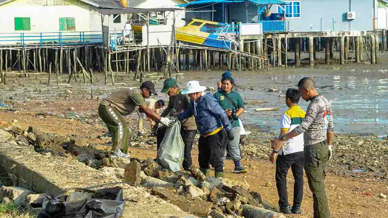 Gubernur Ansar Pimpin Gotong Royong Bersih Laut di Pulau Penyengat