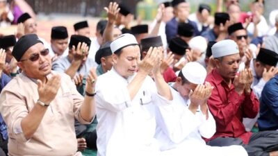 Ratusan Warga Khusyuk Panjatkan Doa di Shalat Istisqa Pulau Penyengat di Tengah Kekeringan