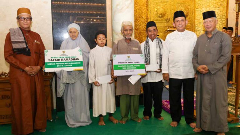 Safari Ramadhan di Masjid Al Uswah, Ansar Serahkan Bantuan Rp500 Juta untuk Rumah Ibadah