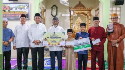 Safari Ramadhan di Masjid Ar-Rahim, Ansar Serahkan Bantuan Rp500 Juta dan Santuni 30 Anak Yatim