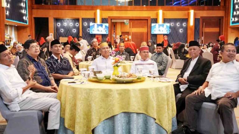 Wagub Kepri Nyanyang Hadiri Buka Puasa KKSS Kepri di Batam, Bagikan 100 Paket Sembako untuk Warga