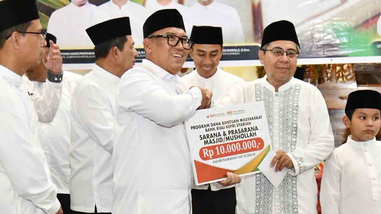 Wakil Gubernur Kepri, Nyanyang Haris Pratamura, menyerahkan bantuan di Tabligh Akbar Nuzulul Qur’an Karimun