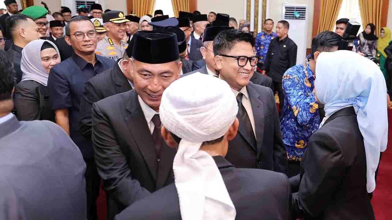 Kadis Kominfo Kepri Hendri Kurniadi mengucapkan selamat atas pelantikan Misni sebagai Sekda Kepri