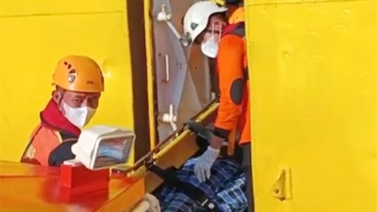 Detik-detik Tim SAR Merapat ke KMP Sembilang di Perairan Lobam Bintan