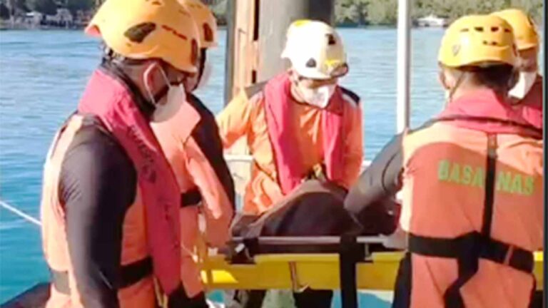 Momen Evakuasi Jeffry Setiawan dari Kapal ke RBB di Perairan Lobam Bintan
