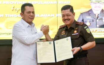 Perkuat Akuntabilitas Pembangunan, Gubernur Ansar Serahkan Hibah Lahan untuk Dukung Kinerja Kejaksaan