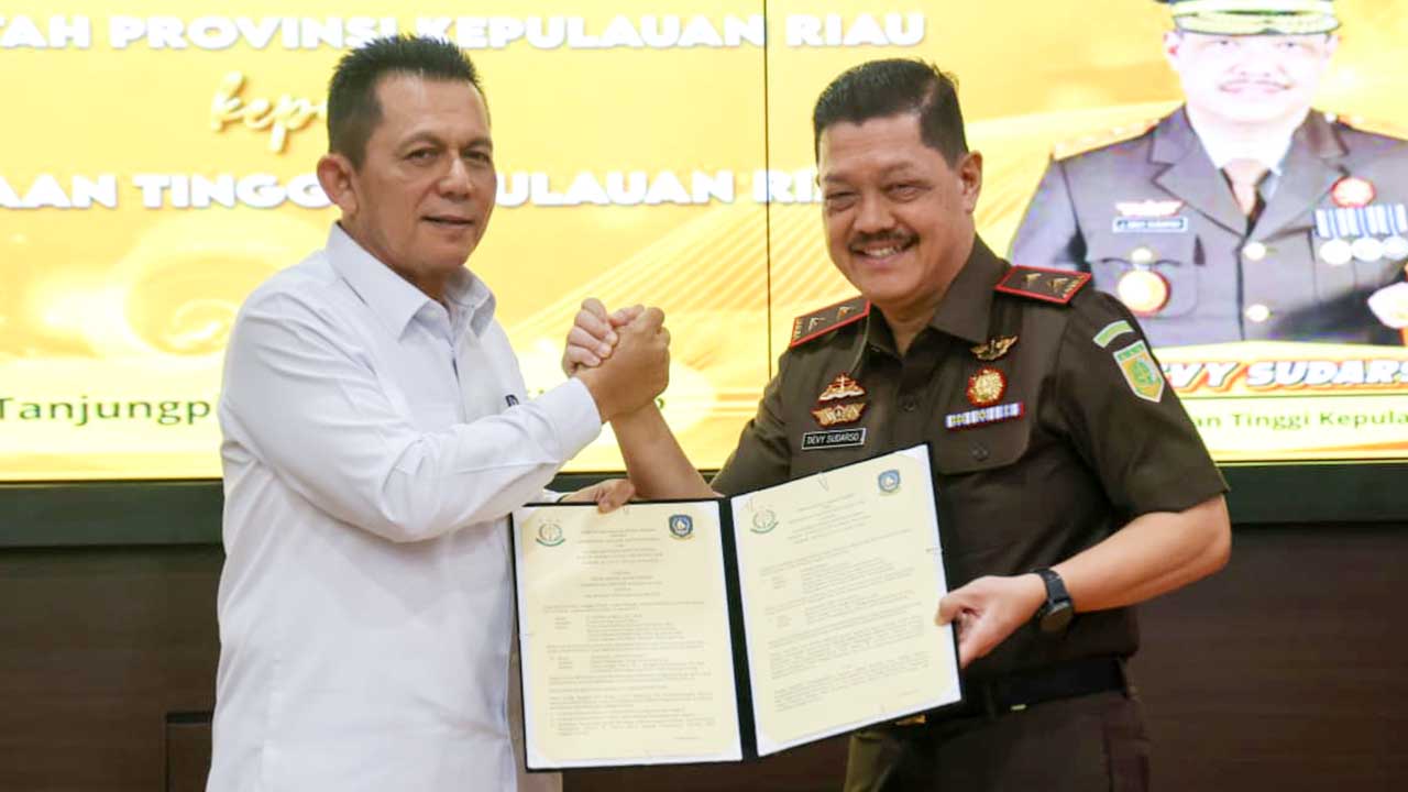 Perkuat Akuntabilitas Pembangunan, Gubernur Ansar Serahkan Hibah Lahan untuk Dukung Kinerja Kejaksaan