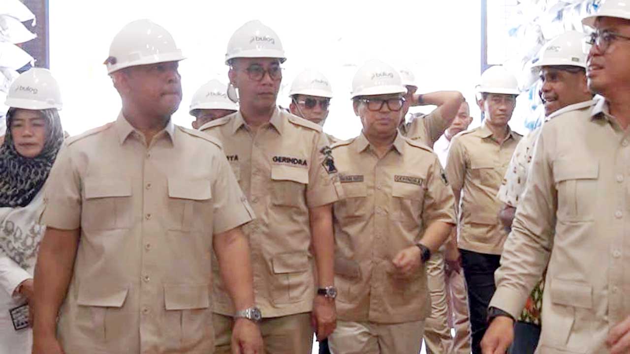 Wakil Gubernur Kepri, Nyanyang Haris Pratamura, Anggota Komisi I DPR RI, Endipat Wijaya dan Ketua DPRD Kepri, Iman Sutiawan mengunjungi Gudang Perum Bulog di Batam