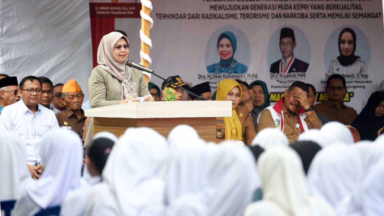 Dewi Ansar Ingatkan Pelajar di Bintan: Stop Bullying dan Bijak Bermedia Sosial