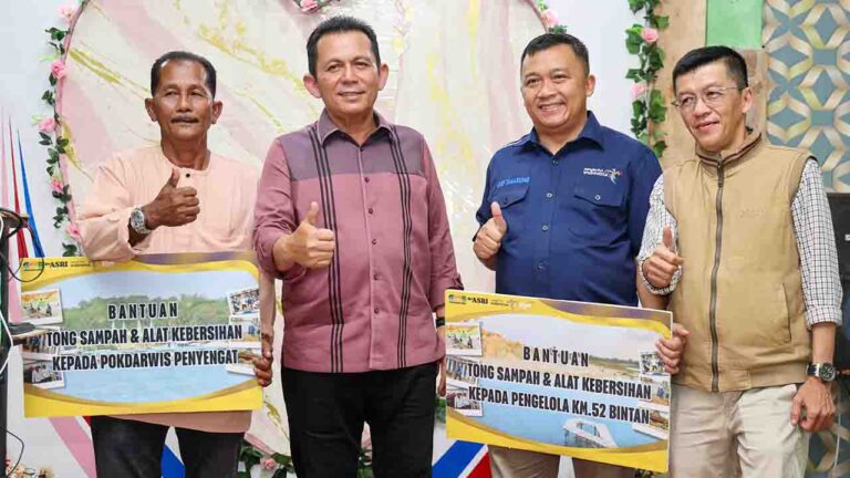 Gubernur Ansar Serahkan Bantuan Kebersihan untuk Kawasan Wisata