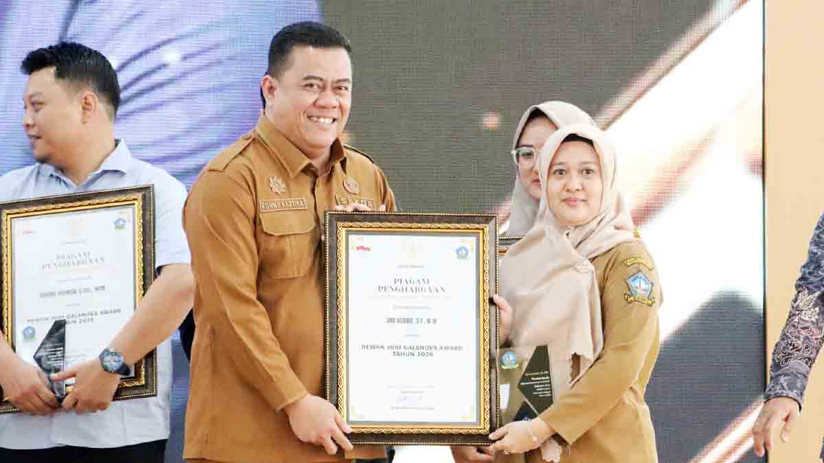 Sekda Bintan, Ronny Kartika, menyerahkan Anugerah Galanova Award 2026 kepada Dewan Juri Galanova Award 2026