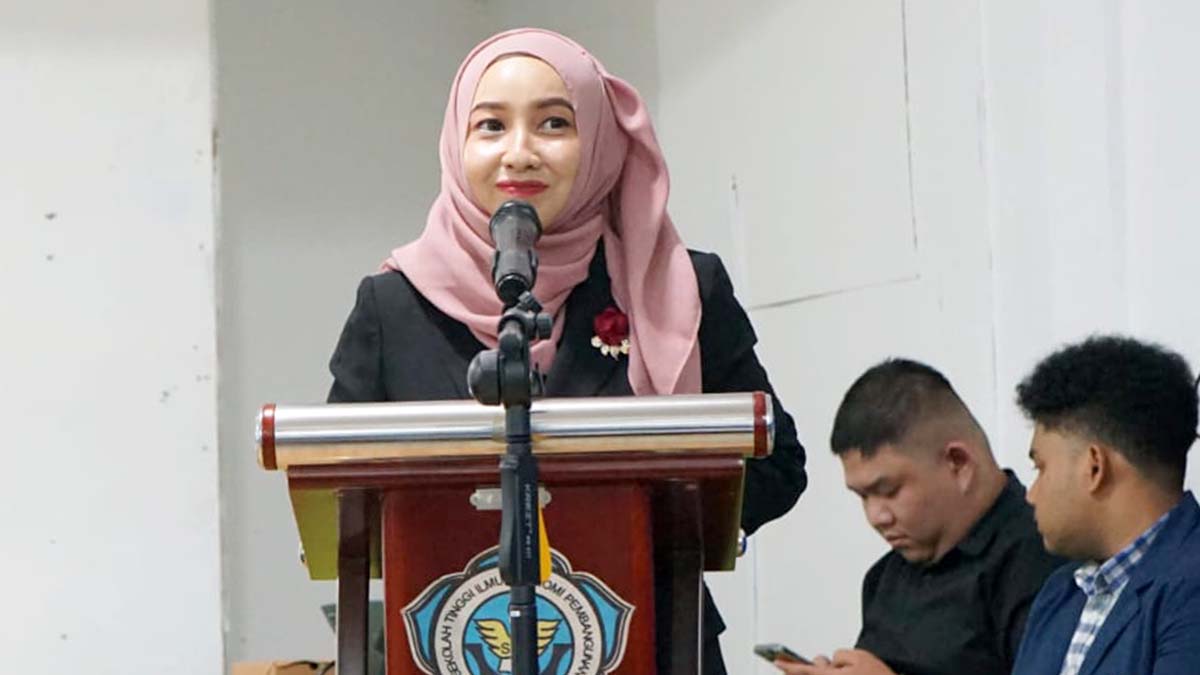 Sekretaris Umum MES Kepri, Dwi Vita Lestari Soehardi, menyampaikan laporan kegiatan Bimbingan Teknis (Bimtek) Penulisan Ekonomi Syariah Tahun 2026