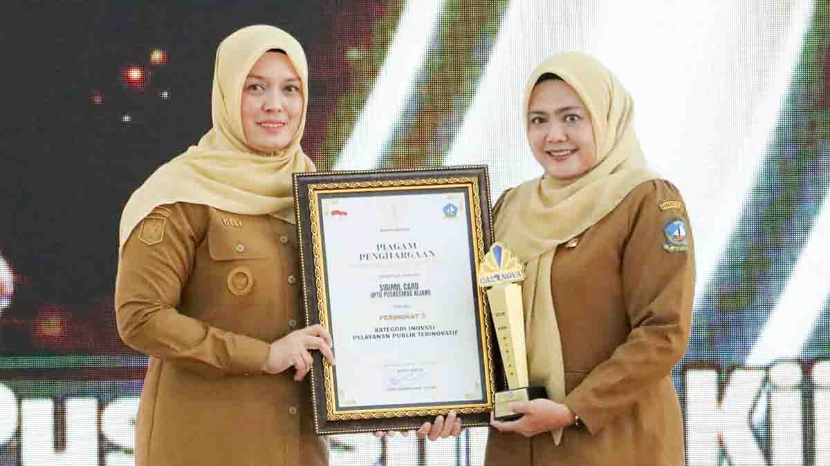 Wakil Bupati Bintan, Deby Maryanti, menyerahkan Anugerah Galanova Award 2026 kepada Kategori Inovasi Pelayanan Publik Terinovatif