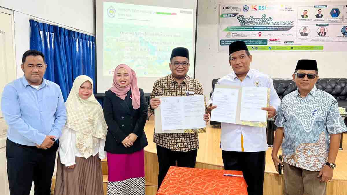 Wakil Ketua Umum MES Kepri, Ade Angga bersama Sekretaris Umum MES Kepri, Dwi Vita Lestari Soehardi, saat kegiatan Bimbingan Teknis (Bimtek) Penulisan Ekonomi Syariah Tahun 2026