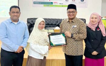 Wakil Ketua Umum MES Kepri, Ade Angga, menyerahkan sertifikat Bimtek kepada peserta