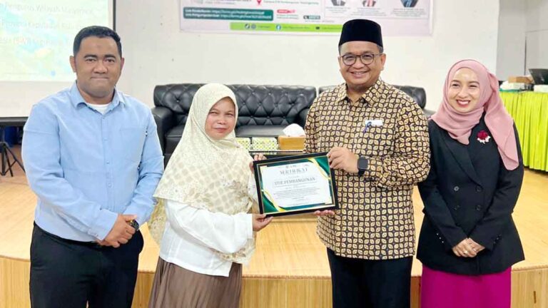 Wakil Ketua Umum MES Kepri, Ade Angga, menyerahkan sertifikat Bimtek kepada peserta