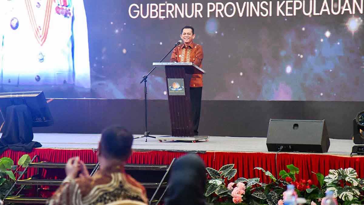 Ansar Ahmad Dorong Penguatan Posisi DPRD Kabupaten Saat Buka Rakorwil ADKASI Sumatera di Batam