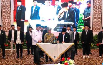 Ansar dan Nyanyang Resmi Dikukuhkan sebagai Dewan Penasehat PW PERSIS Kepri