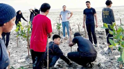 Pelajar Singapura Ikut Tanam Mangrove dan Gotong Royong di Pulau Penyengat