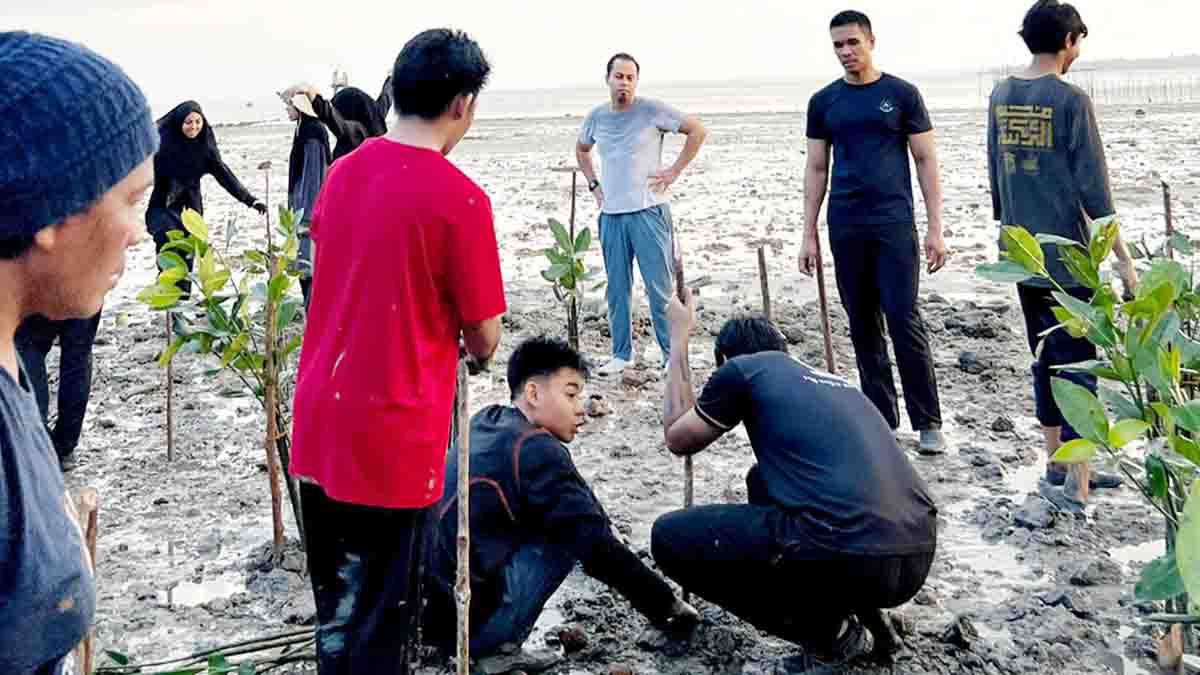 Pelajar Singapura Ikut Tanam Mangrove dan Gotong Royong di Pulau Penyengat