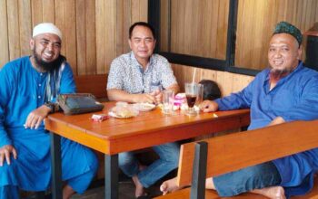 Amir Fikri berbincang bersama Ketua FKUB Muhammad Qosim dan Mukhtar di Anambas.