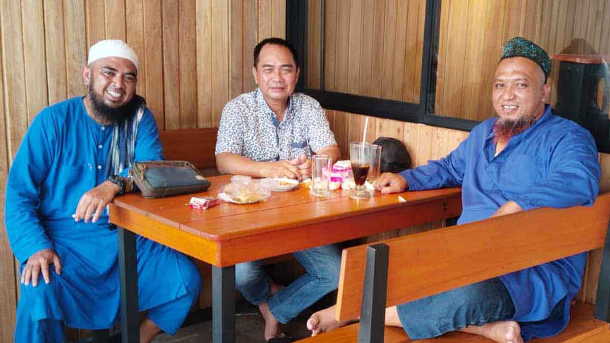 Amir Fikri berbincang bersama Ketua FKUB Muhammad Qosim dan Mukhtar di Anambas.