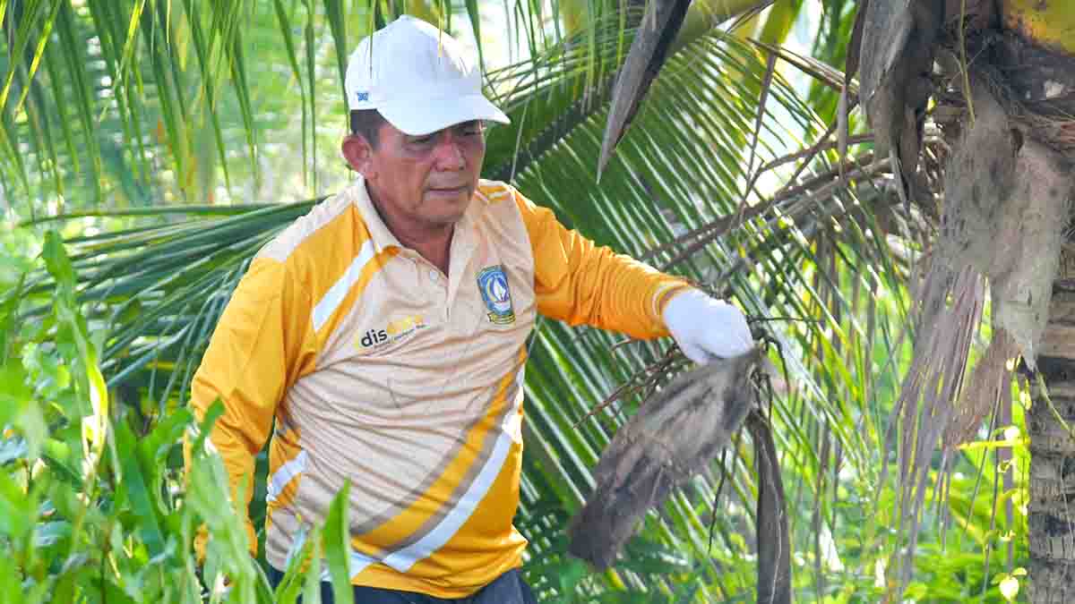 Gubernur Kepulauan Riau Ansar Ahmad mengikuti gotong royong bersama masyarakat di Pulau Penyengat.