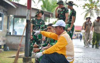 Gubernur Kepulauan Riau Ansar Ahmad saat mengikuti kegiatan gotong royong di Pulau Penyengat, Tanjungpinang.