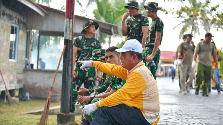 Gubernur Kepulauan Riau Ansar Ahmad saat mengikuti kegiatan gotong royong di Pulau Penyengat, Tanjungpinang.