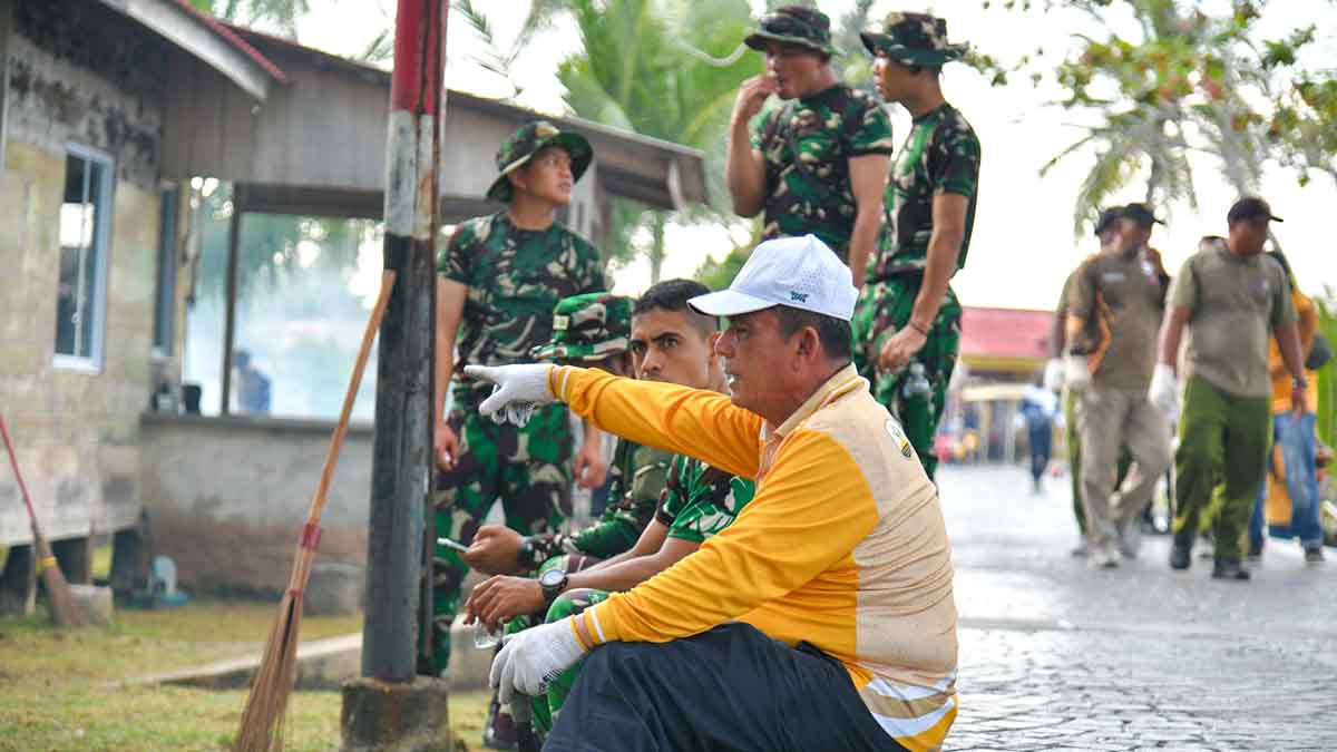 Gubernur Kepulauan Riau Ansar Ahmad saat mengikuti kegiatan gotong royong di Pulau Penyengat, Tanjungpinang.