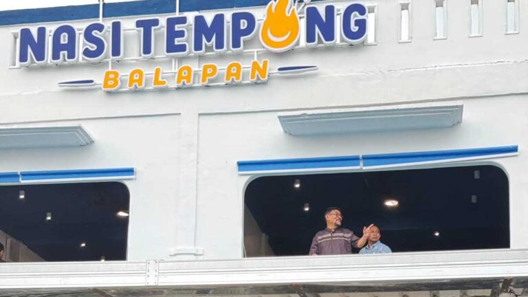 Nasi Tempong Balapan di Tanjungpinang yang mengusung nama Balapan sebagai identitas rumah makan.