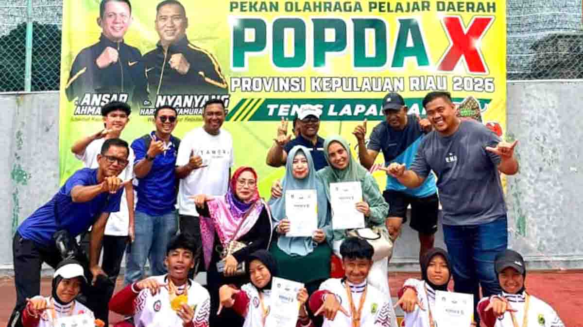 Atlet tenis Tanjungpinang peraih medali pada POPDA Kepri 2026 di Karimun.