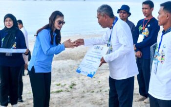Selvi Ananda dan Gubernur Ansar Ahmad menyerahkan bantuan keramba jaring apung dan alat tangkap kepada nelayan Bintan.