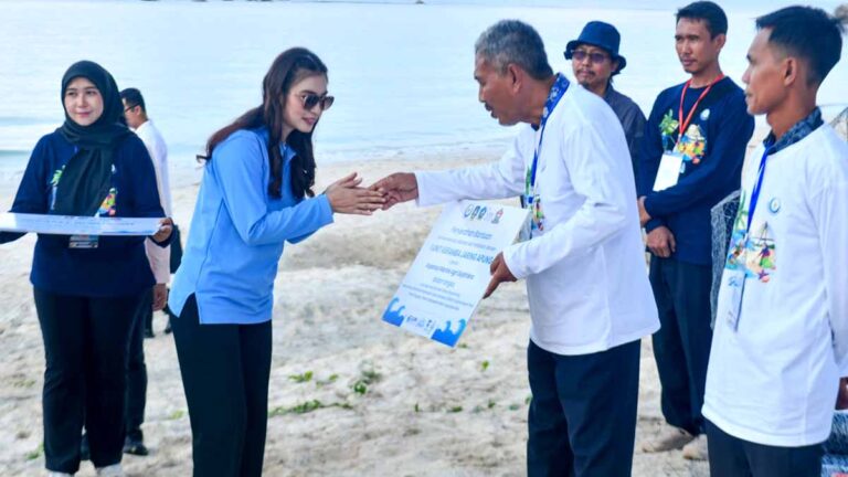 Selvi Ananda dan Gubernur Ansar Ahmad menyerahkan bantuan keramba jaring apung dan alat tangkap kepada nelayan Bintan.