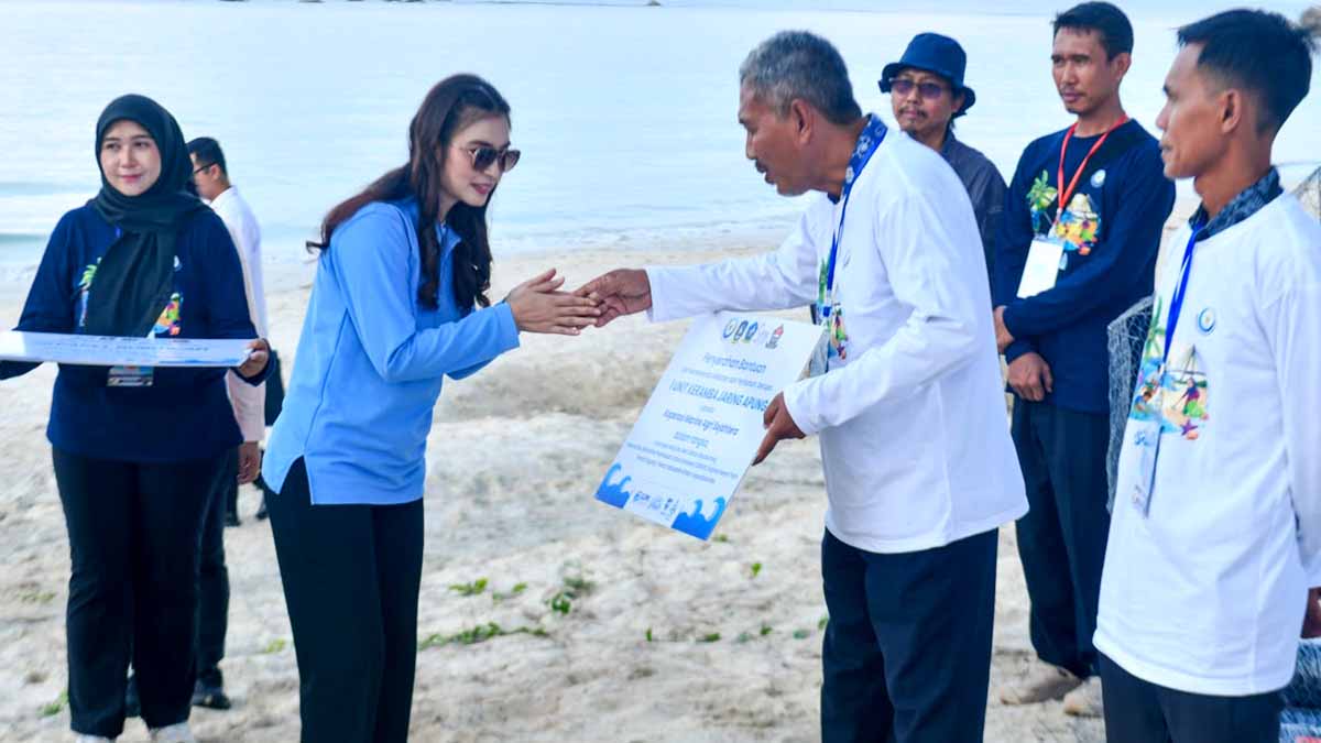 Selvi Ananda dan Gubernur Ansar Ahmad menyerahkan bantuan keramba jaring apung dan alat tangkap kepada nelayan Bintan.