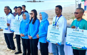 Selvi Ananda dan Gubernur Ansar Ahmad menyerahkan bantuan nelayan serta internet Starlink di Kabupaten Bintan.