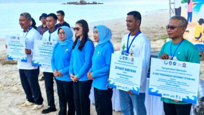 Selvi Ananda dan Gubernur Ansar Ahmad menyerahkan bantuan nelayan serta internet Starlink di Kabupaten Bintan.