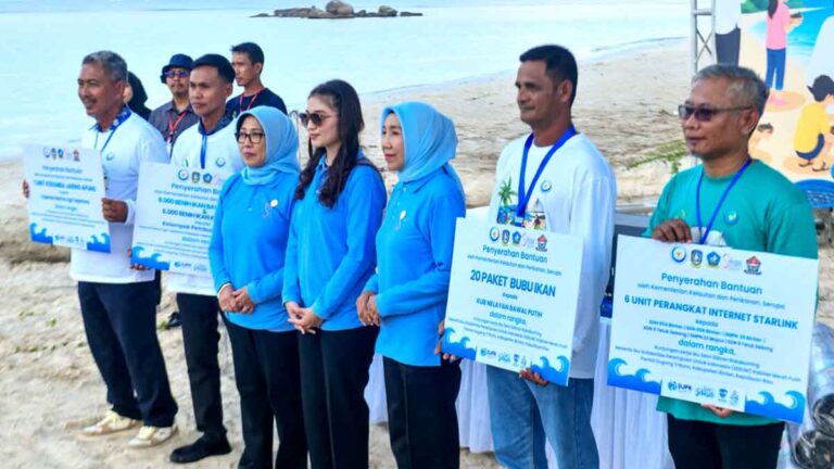 Selvi Ananda dan Gubernur Ansar Ahmad menyerahkan bantuan nelayan serta internet Starlink di Kabupaten Bintan.