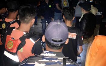 Personel Basarnas Jemaja membantu pencarian potongan tubuh di Perairan Genting Pulur, Anambas.