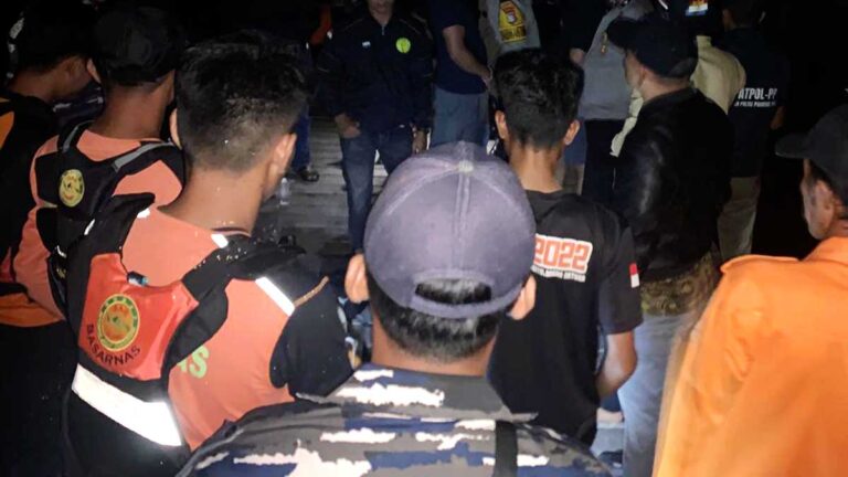 Personel Basarnas Jemaja membantu pencarian potongan tubuh di Perairan Genting Pulur, Anambas.