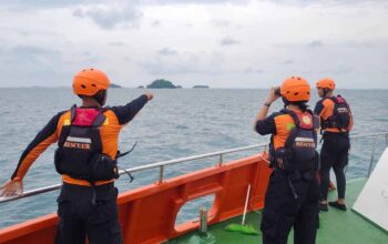 KN SAR 209 berangkat melakukan operasi pencarian penumpang KMP Bahtera Nusantara 03 yang hilang.