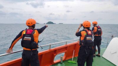KN SAR 209 berangkat melakukan operasi pencarian penumpang KMP Bahtera Nusantara 03 yang hilang.