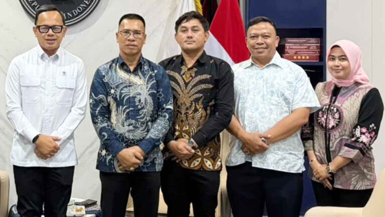 Wakil Menteri Dalam Negeri Bima Arya Sugiarto berbagi pengalaman membangun birokrasi adaptif kepada Bupati Kepulauan Anambas Aneng di Jakarta.