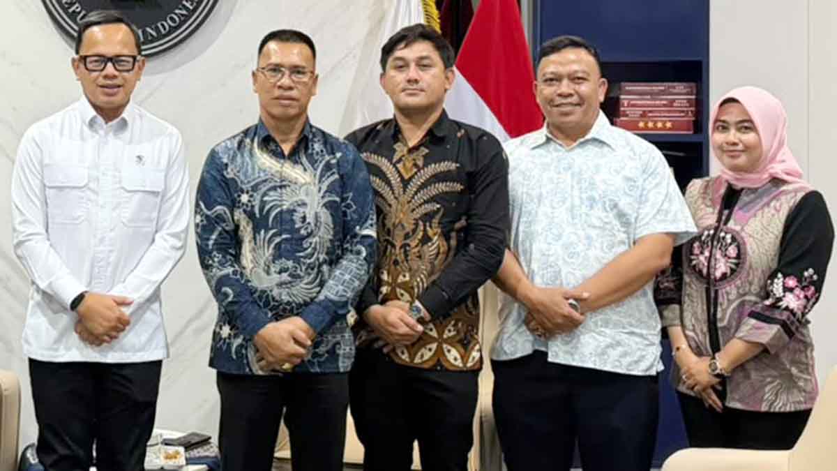 Wakil Menteri Dalam Negeri Bima Arya Sugiarto berbagi pengalaman membangun birokrasi adaptif kepada Bupati Kepulauan Anambas Aneng di Jakarta.