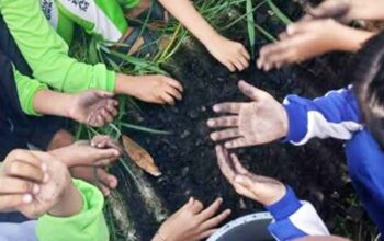 Siswa SDN 002 Seri Kuala Lobam membuat briket BRIKOLA dari limbah kelapa.
