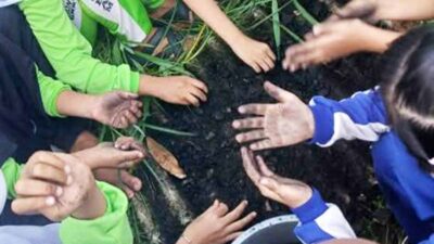 Siswa SDN 002 Seri Kuala Lobam membuat briket BRIKOLA dari limbah kelapa.