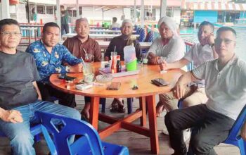 Bupati Aneng berbincang bersama Ketua FKUB Muhammad Qosim di Kecamatan Jemaja.