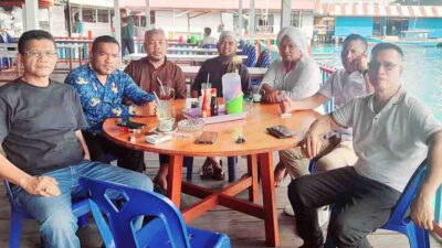 Bupati Aneng berbincang bersama Ketua FKUB Muhammad Qosim di Kecamatan Jemaja.