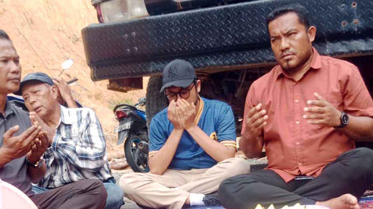 Camat Jemaja Mudahir menghadiri syukuran dimulainya pembangunan jalan Mampok menuju Air Biru di Kabupaten Kepulauan Anambas.