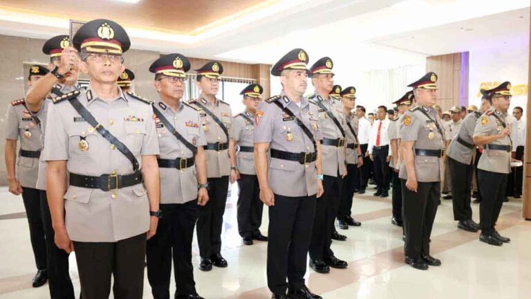 Kapolda Kepri Irjen Pol Asep Safrudin memimpin sertijab delapan Pejabat Utama Polda Kepri.